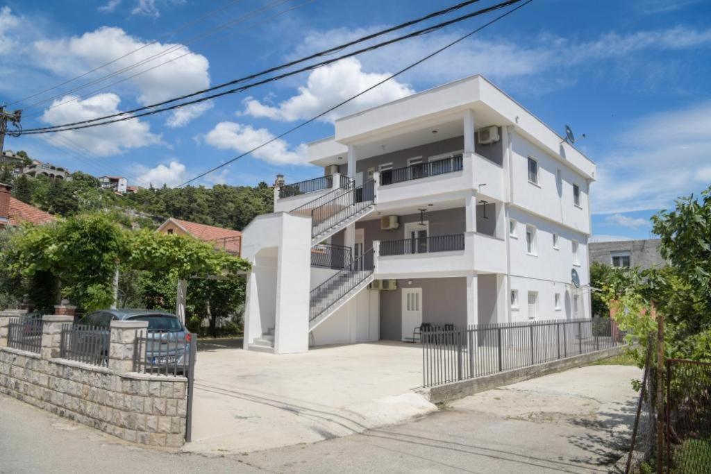 Apartments Tila Требинье Экстерьер фото